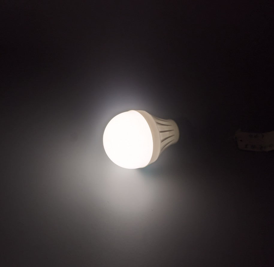 BOMBILLA LED CON BATERÍAS