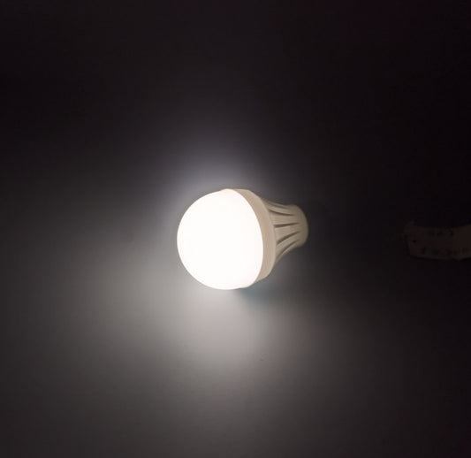 BOMBILLA LED CON BATERÍAS