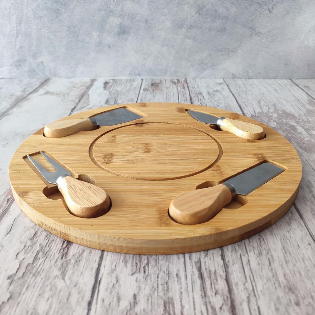 TABLA DE QUESOS EN BAMBÚ + SET CUBIERTOS