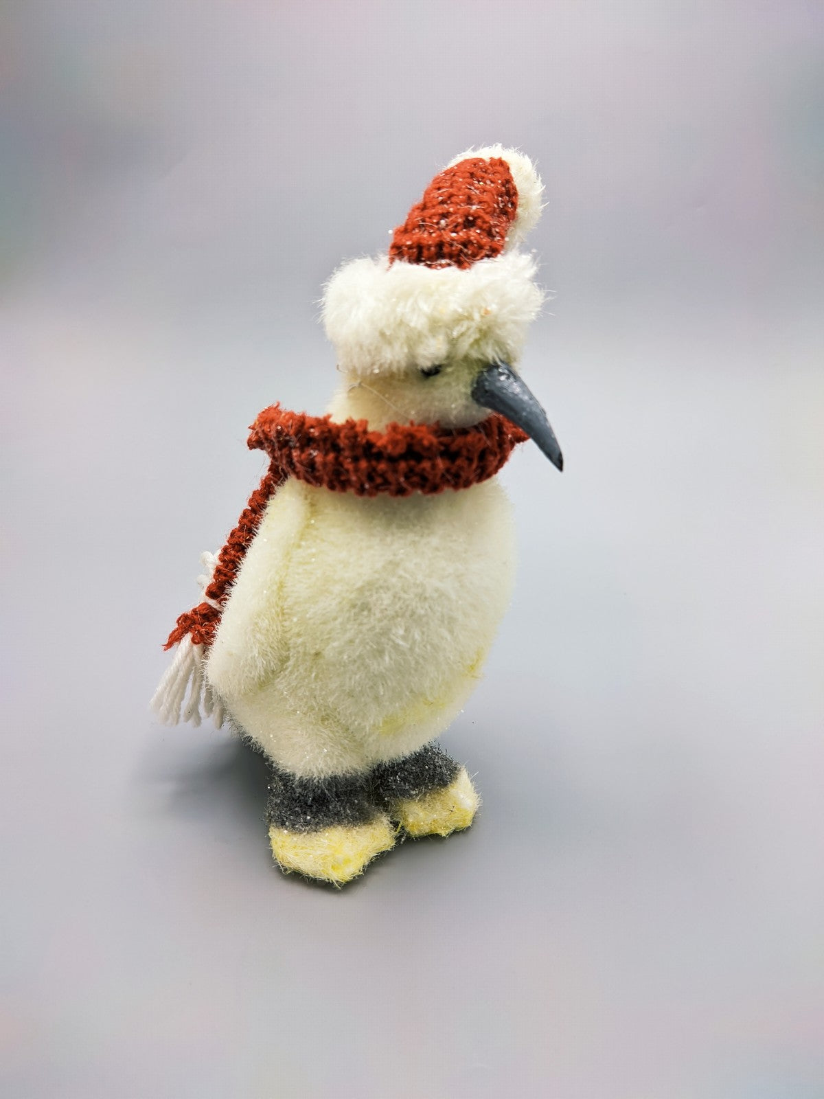 Pingüino nevado con bufanda y gorro