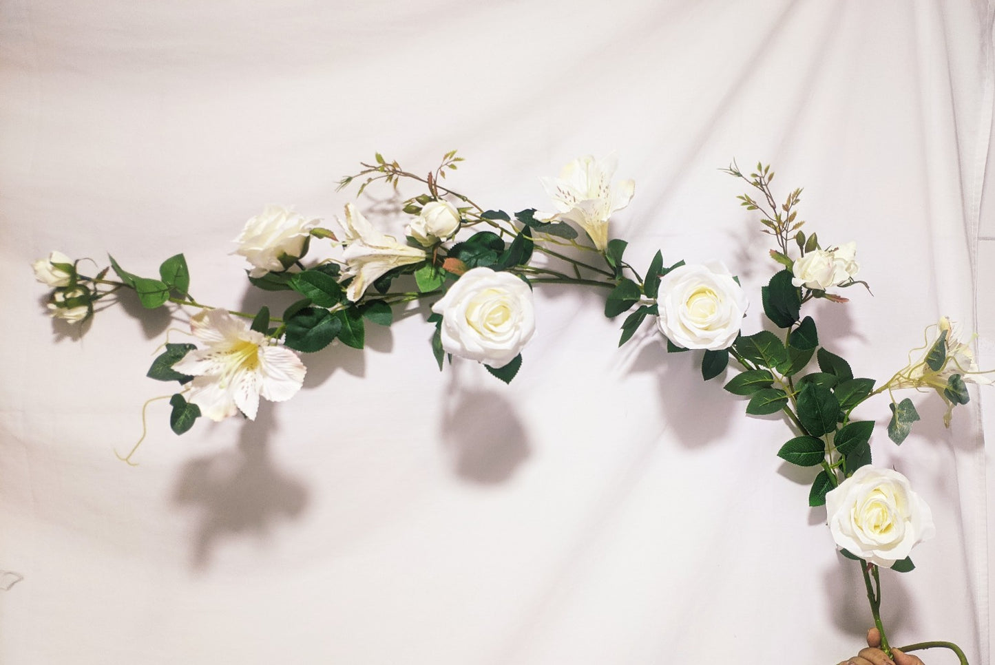 GUIRNALDA DE ROSAS BLANCAS CON FLORES