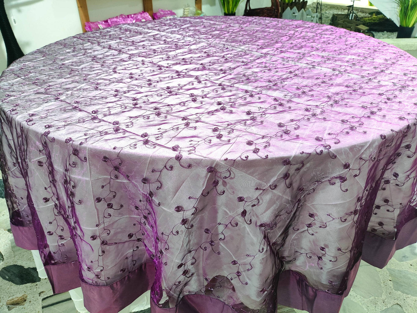 SOBRE MANTEL MORADO ORGANZA CON LENTEJUELAS